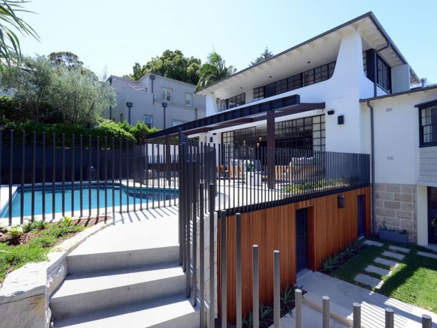 LIVING CONSTRUCTIONS BELLEVUE HILL