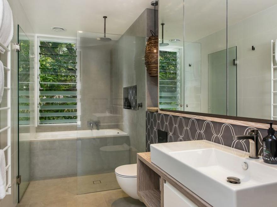 TODD KNAUS BYRON BAY